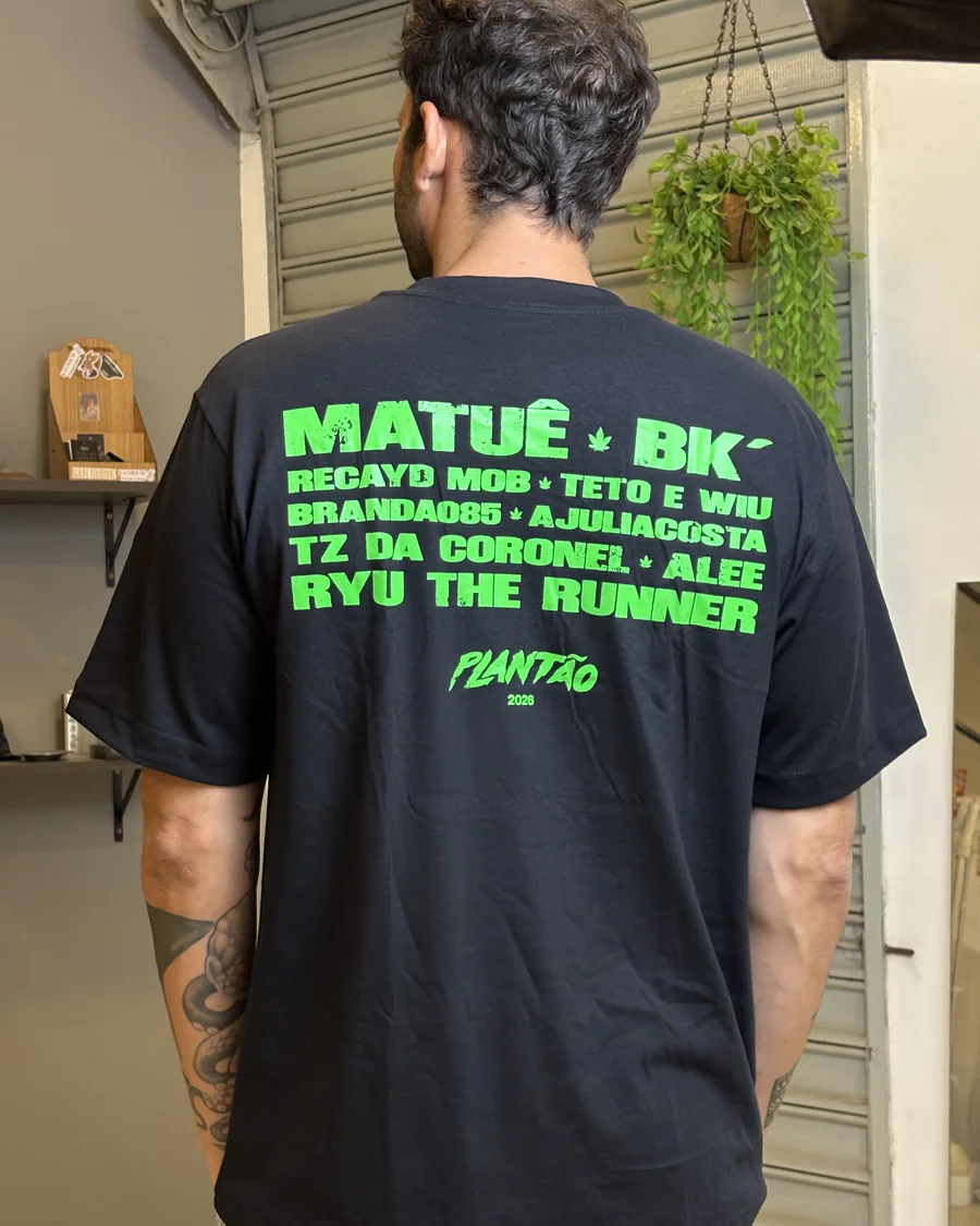 Camiseta preta de evento com line-up estampado nas costas