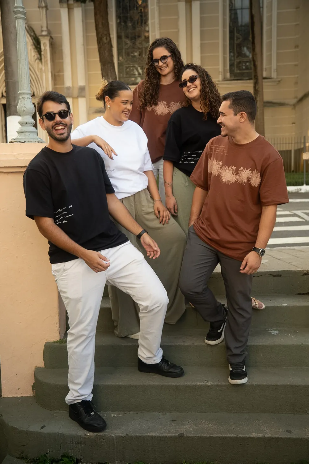 Grupo vestindo camiseta da marca Aurora em still de rua