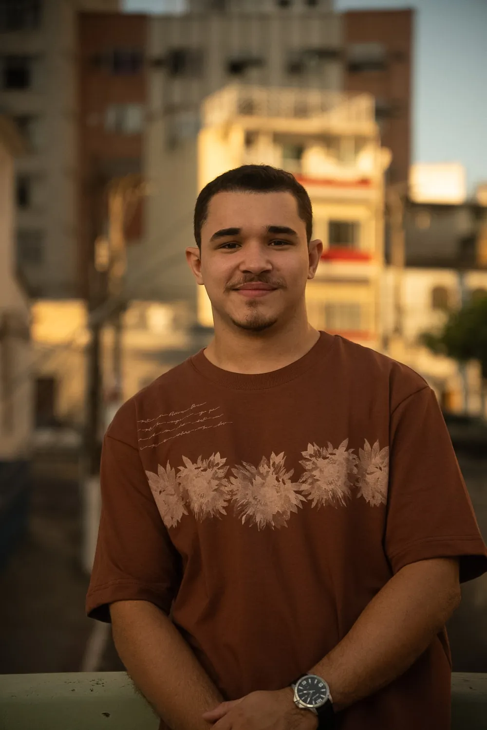 Retrato individual com a camiseta estampada da Aurora
