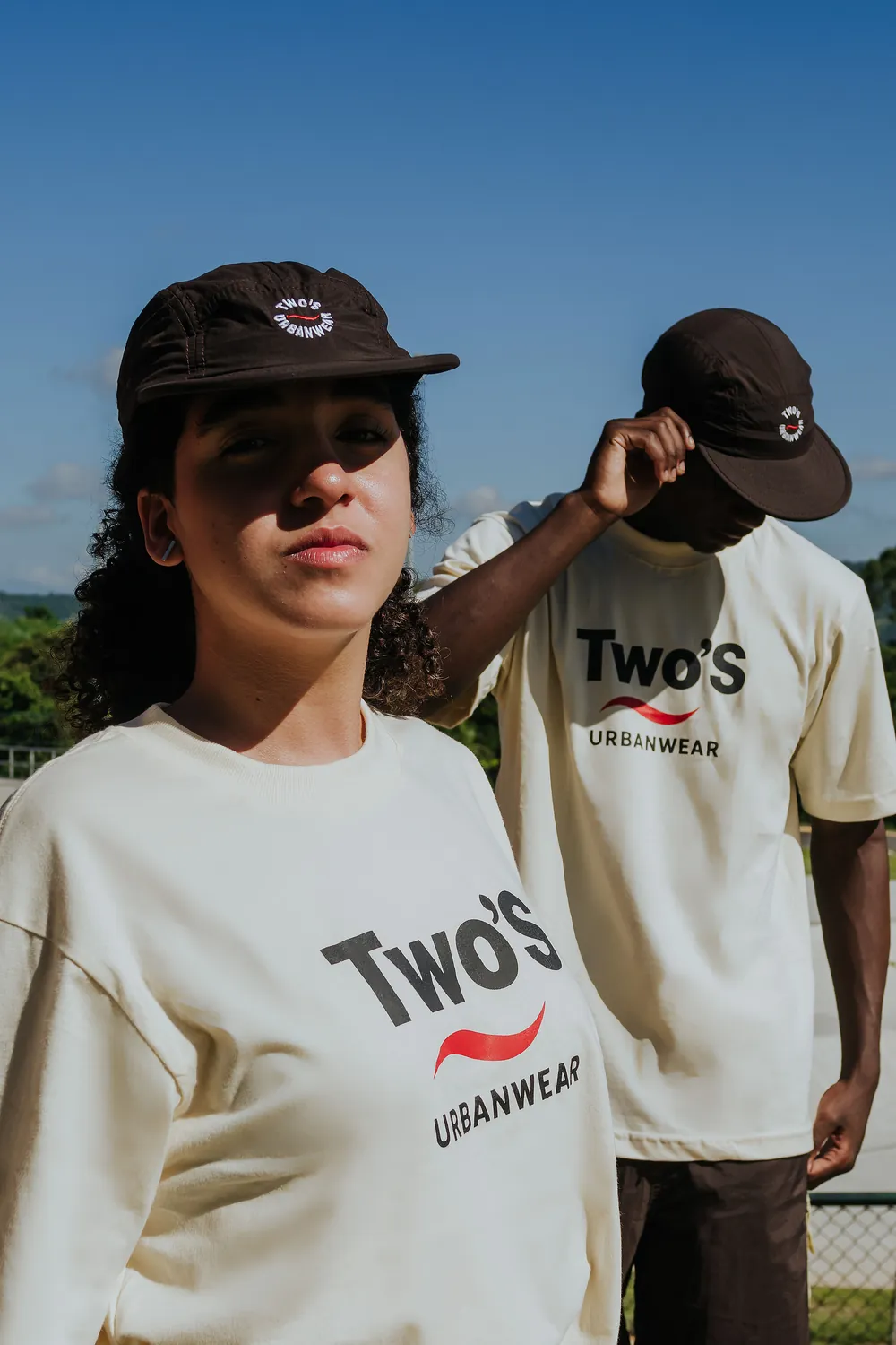 Casal vestindo camiseta Two's Urbanwear com logotipo em silk