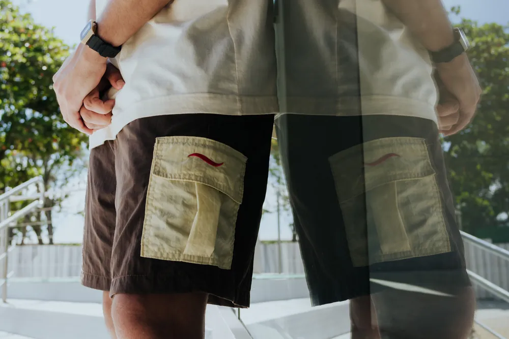 Detalhe do logotipo Two's aplicado no bolso de um shorts cargo