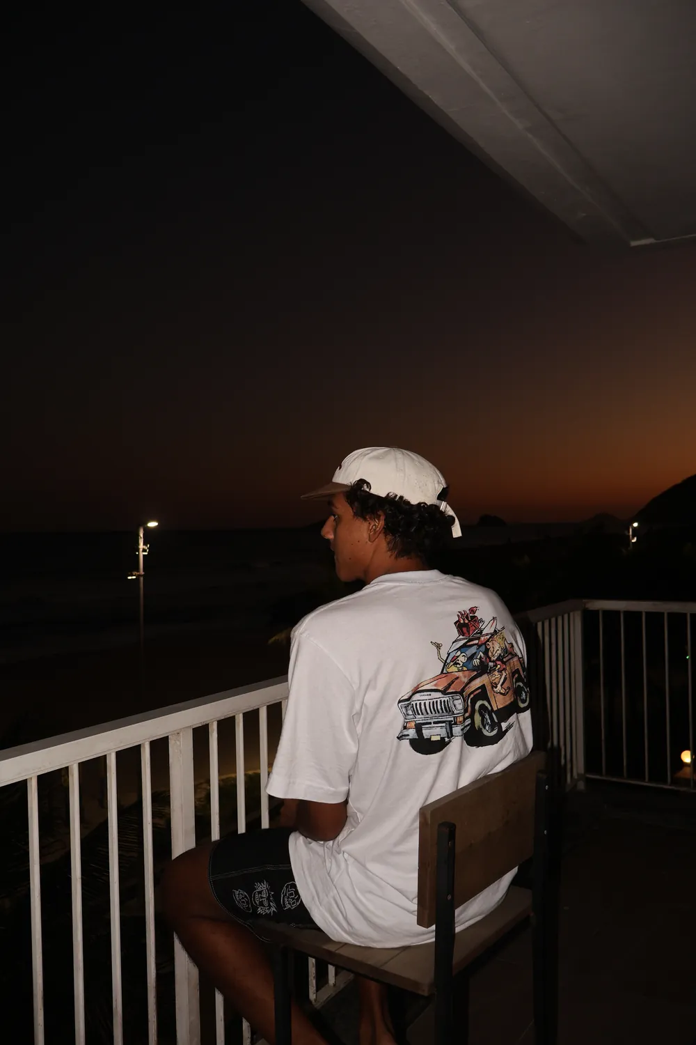 Camiseta branca Wave com estampa nas costas, clima de praia
