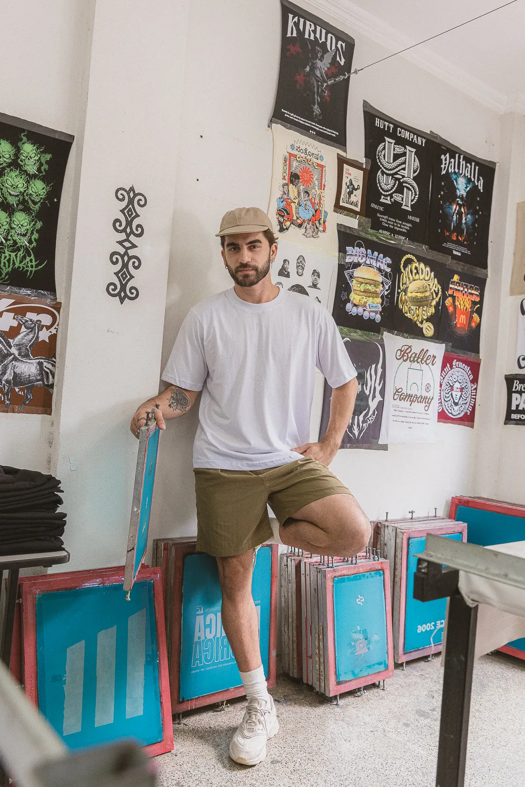 Telas de silk screen na estamparia própria da Kanhouse