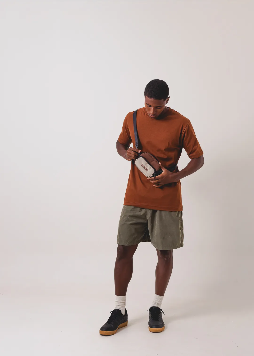 Kit boas-vindas: camiseta e pochete personalizadas
