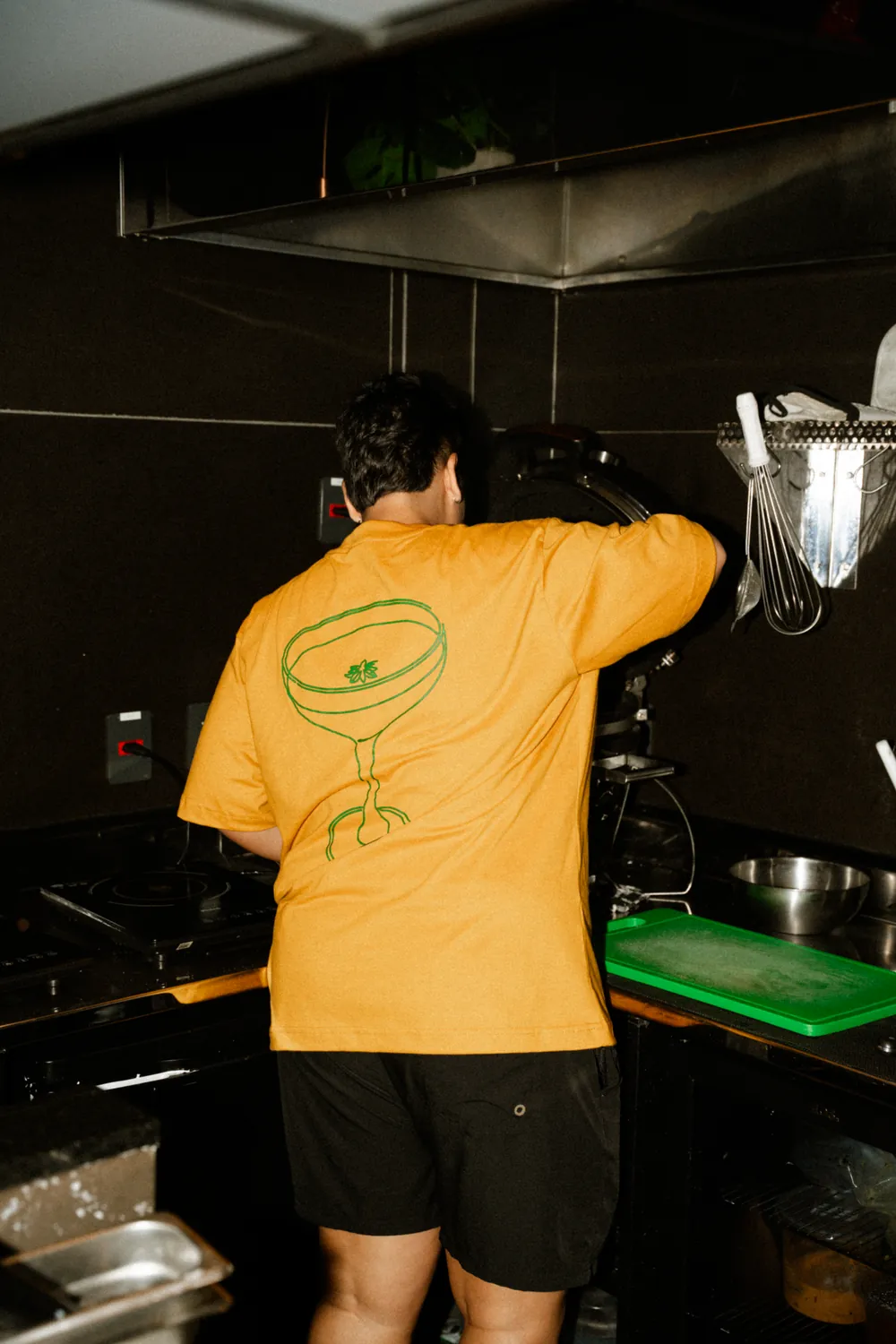 Equipe do bar Cuco produzindo drinks vestindo a camiseta da casa