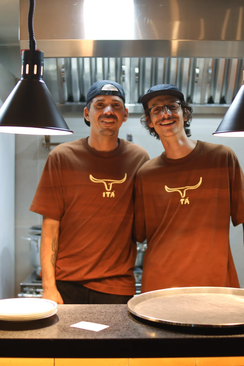Equipe do restaurante Itá vestindo camisetas de uniforme Kanhouse com o boi bordado