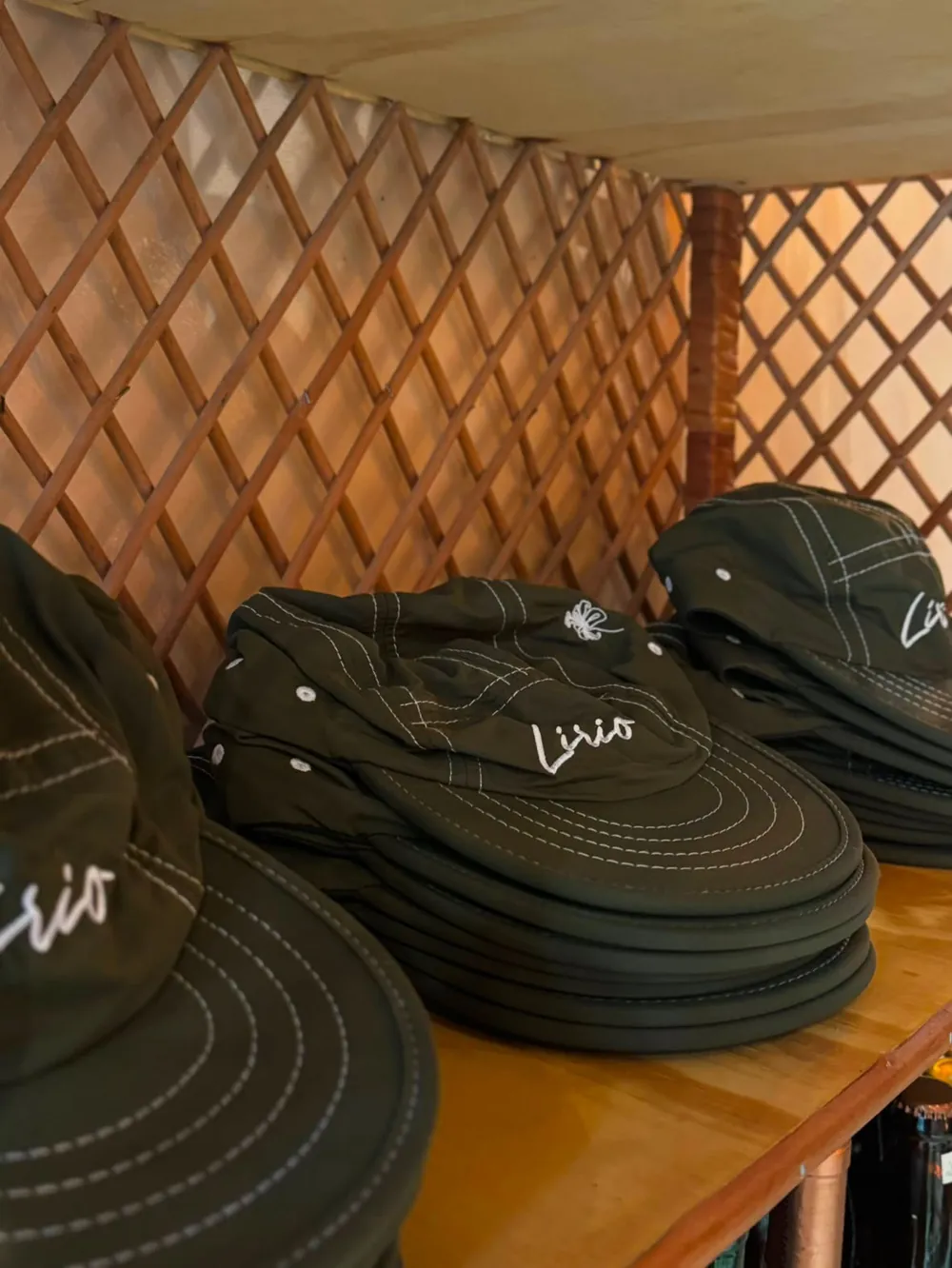 Bonés bordados Lírio empilhados prontos para entrega